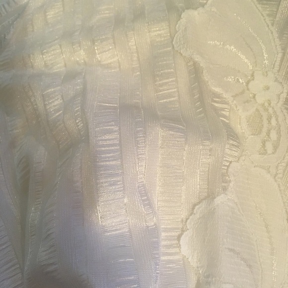 Lorraine White Nylon Robe Circa 1980s
Size Small / Medium - Picture 5 of 8